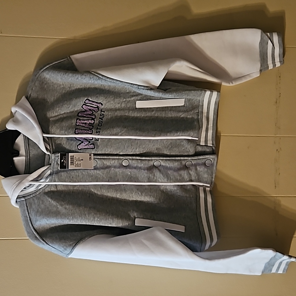 NWT Rue 21 Gray & White Hooded cropped jacket with pockets. Juniors size Small.